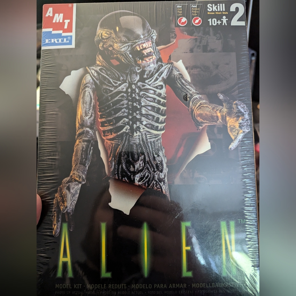 AMT Ertl Alien 1/10 Scale Plastic Model Kit